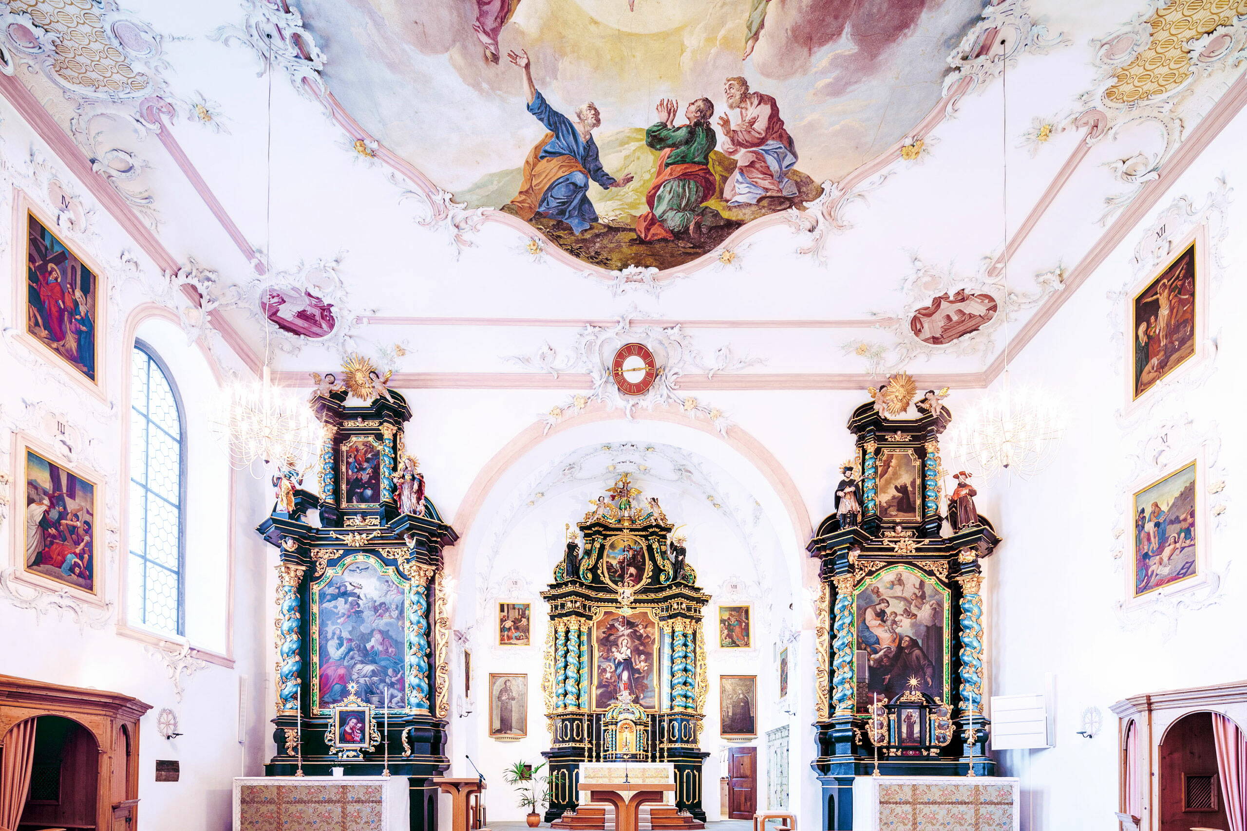Zoom: Sicht auf den Altar, sowie Wand- und Deckengemälde des Klosters Notkersegg. 