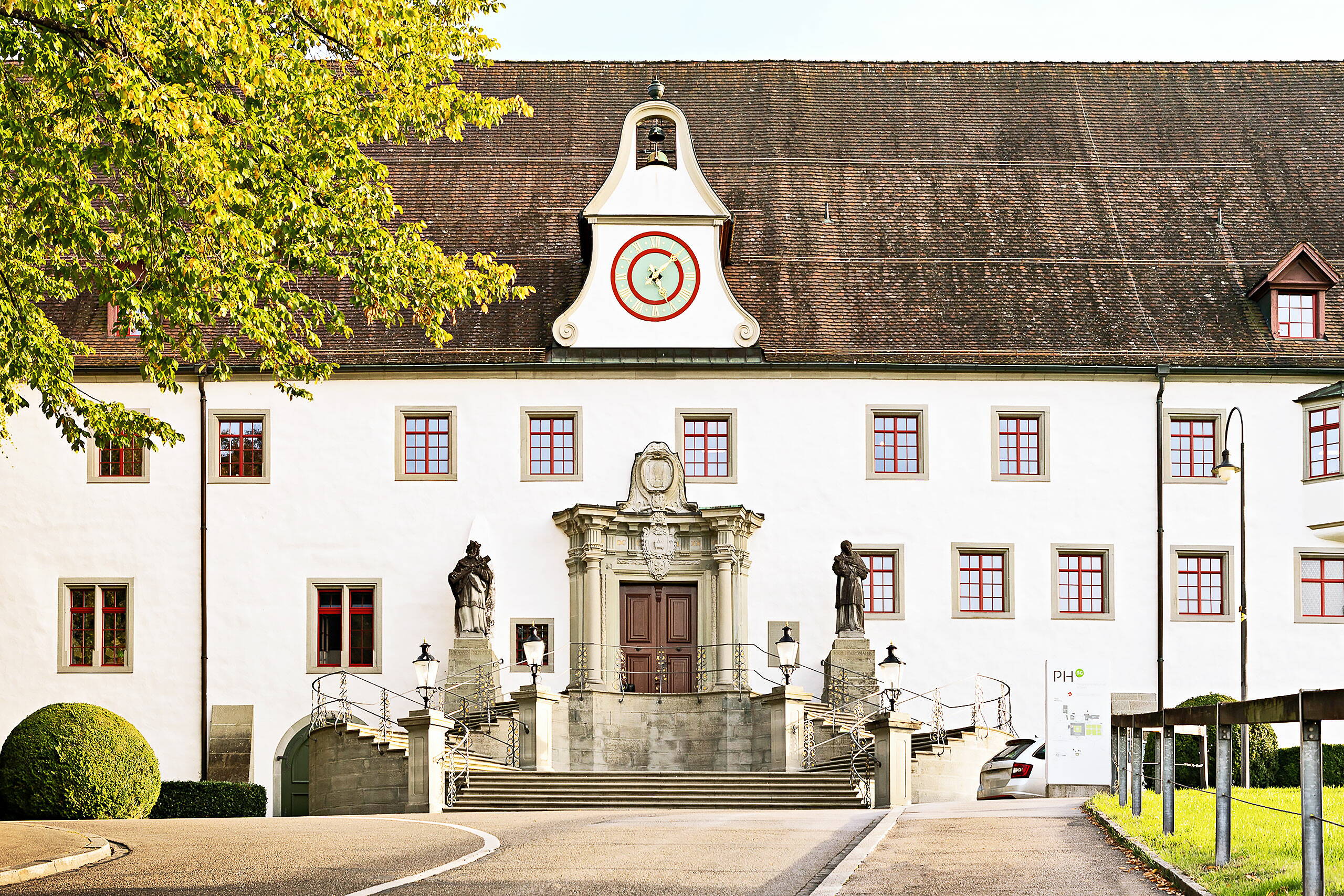 Zoom: Aussenansicht der grossen Eingangstüre und vielen sehr alten Fenster der PHSG in Rorschach.