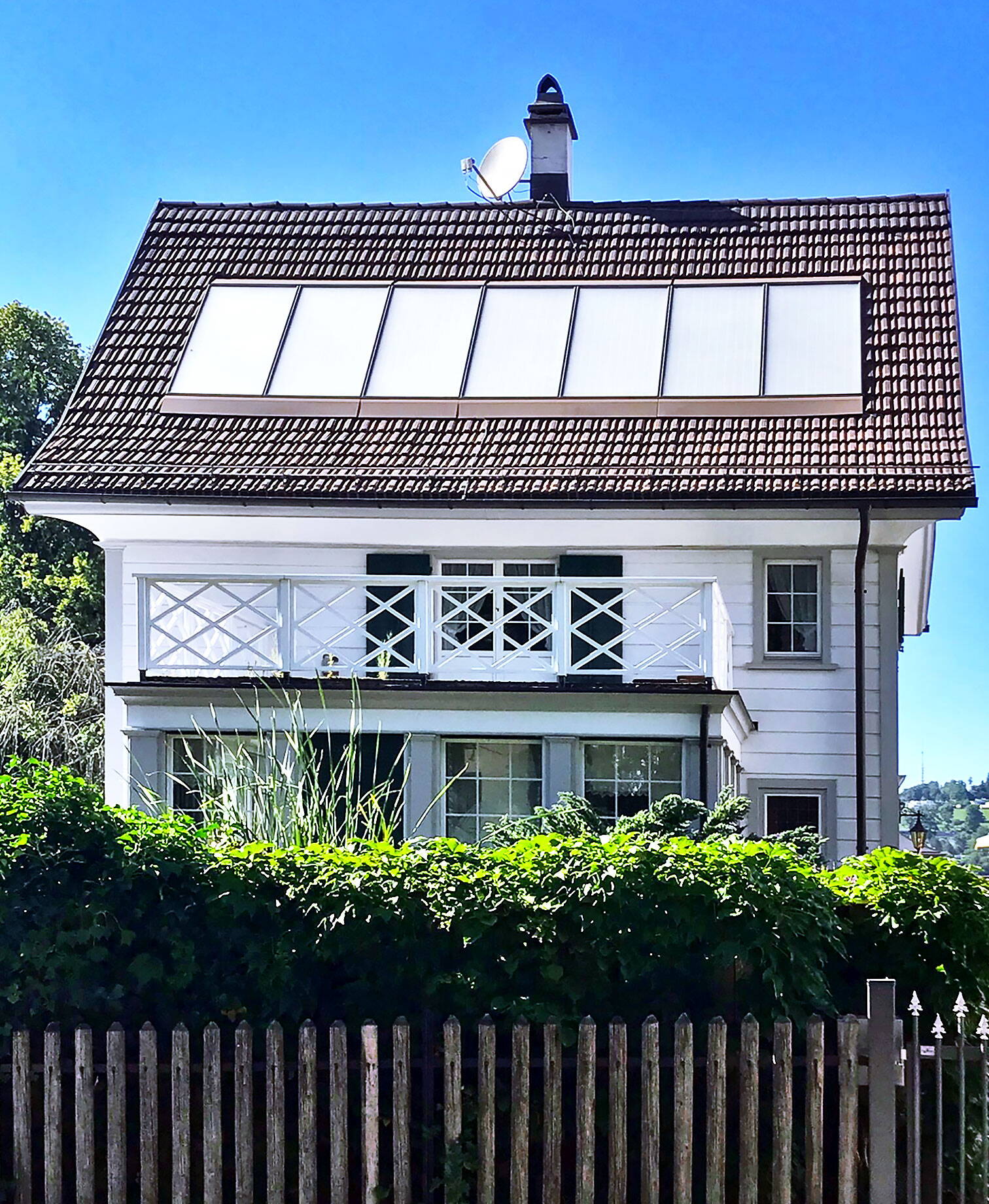 Seitliche Aussenansicht eines Hauses mit neu angebrachten Solarzellen auf dem Dach.