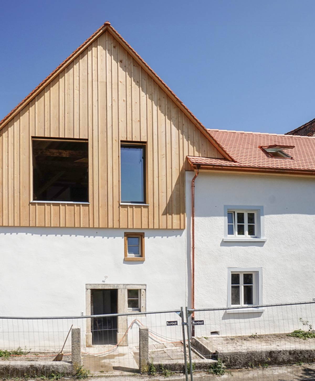 Eingangsbereich eines Altbaugebäudes mit Sicht auf die alte Holztüre.