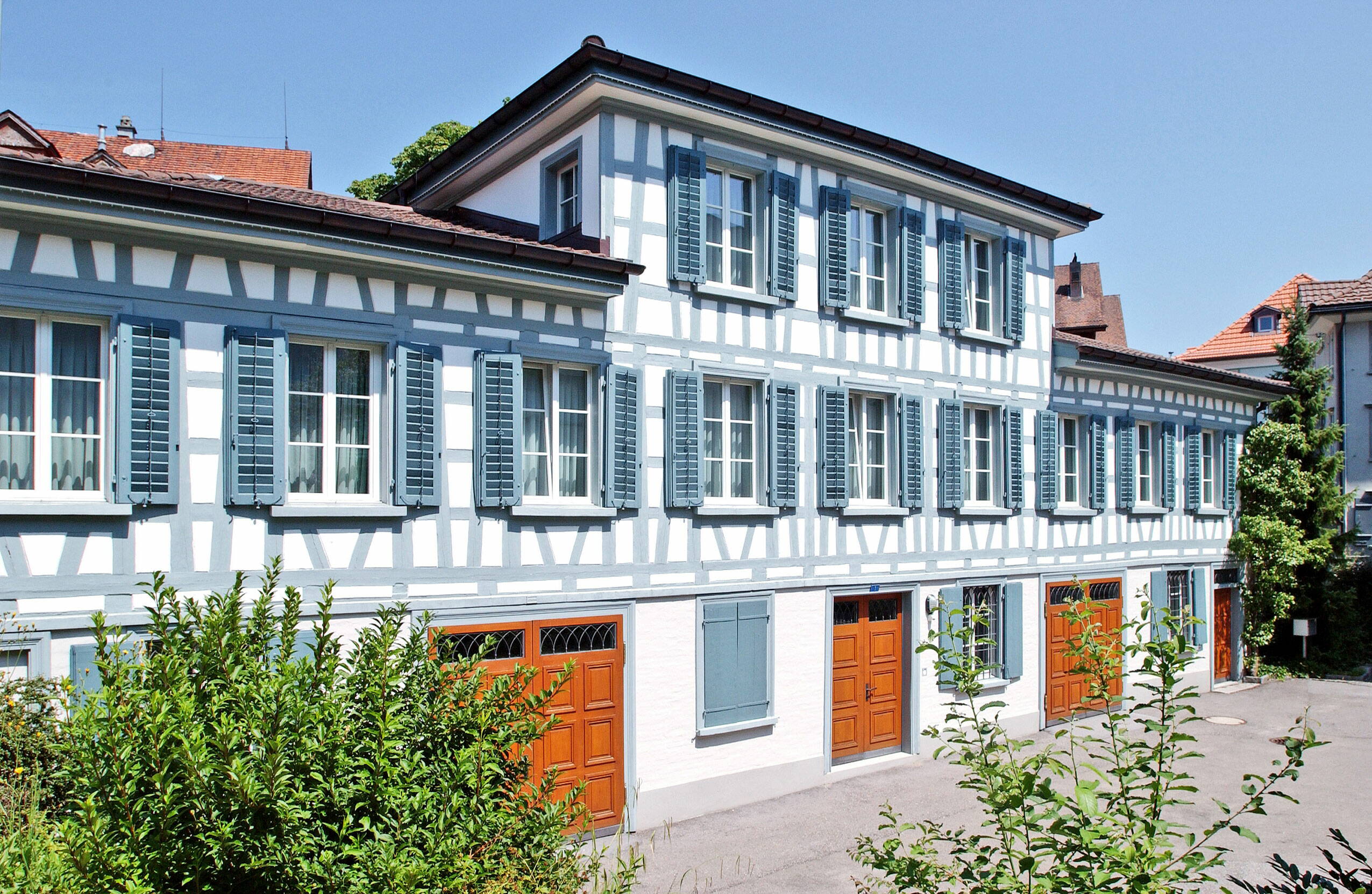 Aussenansicht eines Altbaus in Herisau und dessen frisch sanierte Fassade.