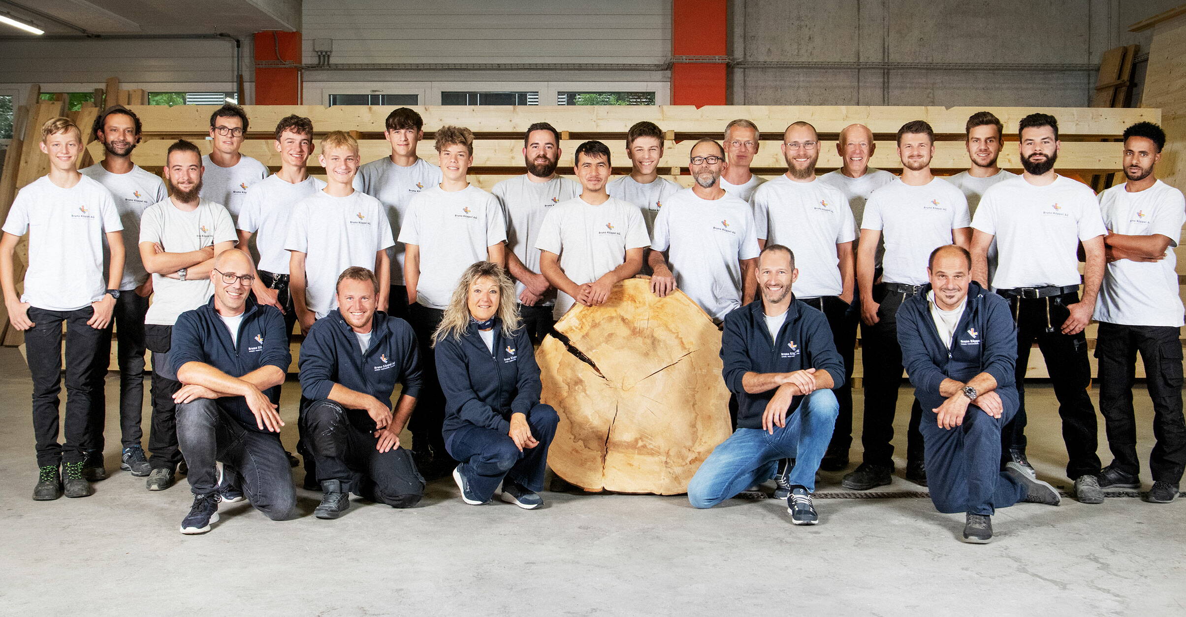 Teamfoto der Mitarbeitenden der Firma Blumer Schreinerei AG.