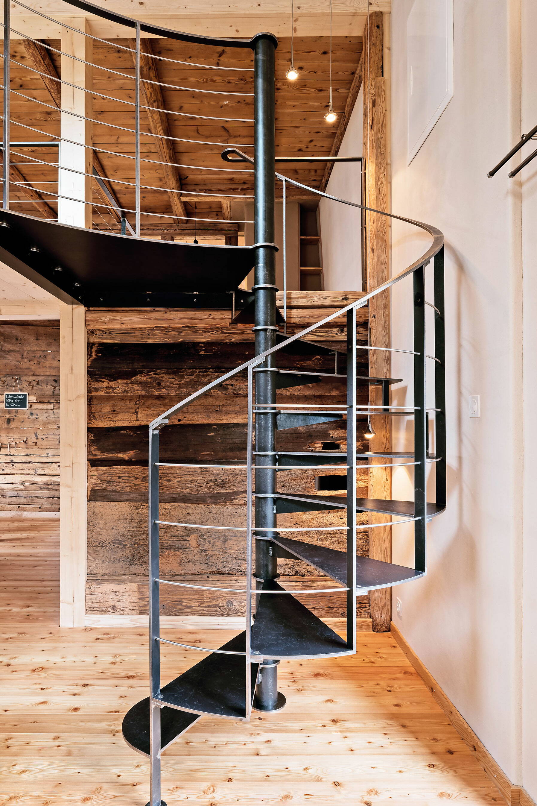 Wendeltreppe in das Galeriegeschoss aus geöltem Schwarzstahl.