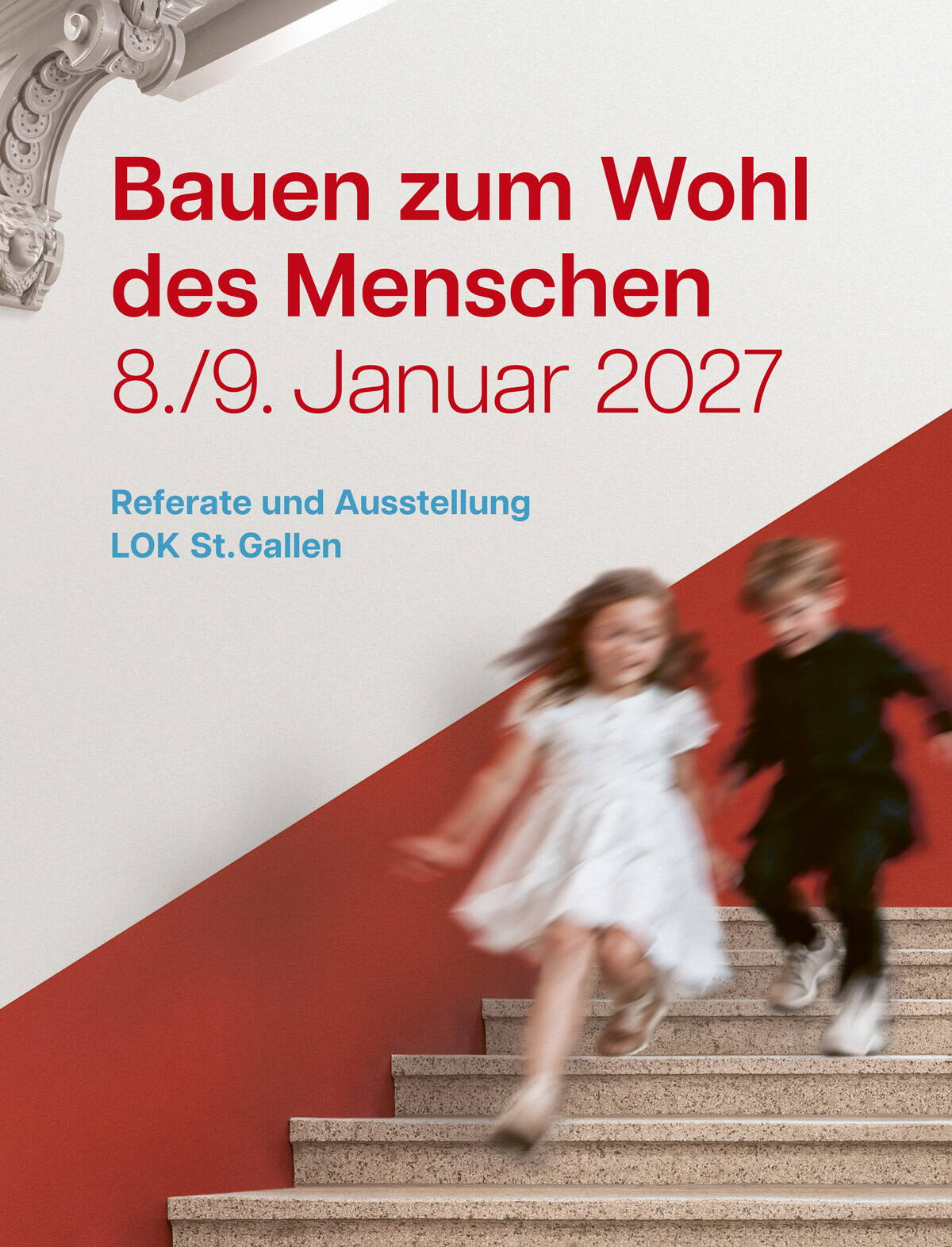 Eingangsbereich eines Altbaugebäudes mit Sicht auf die alte Holztüre.