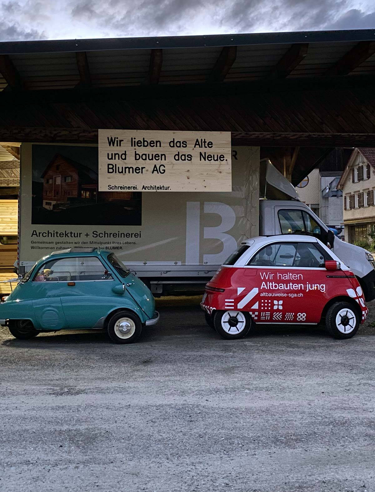 Eingangsbereich eines Altbaugebäudes mit Sicht auf die alte Holztüre.
